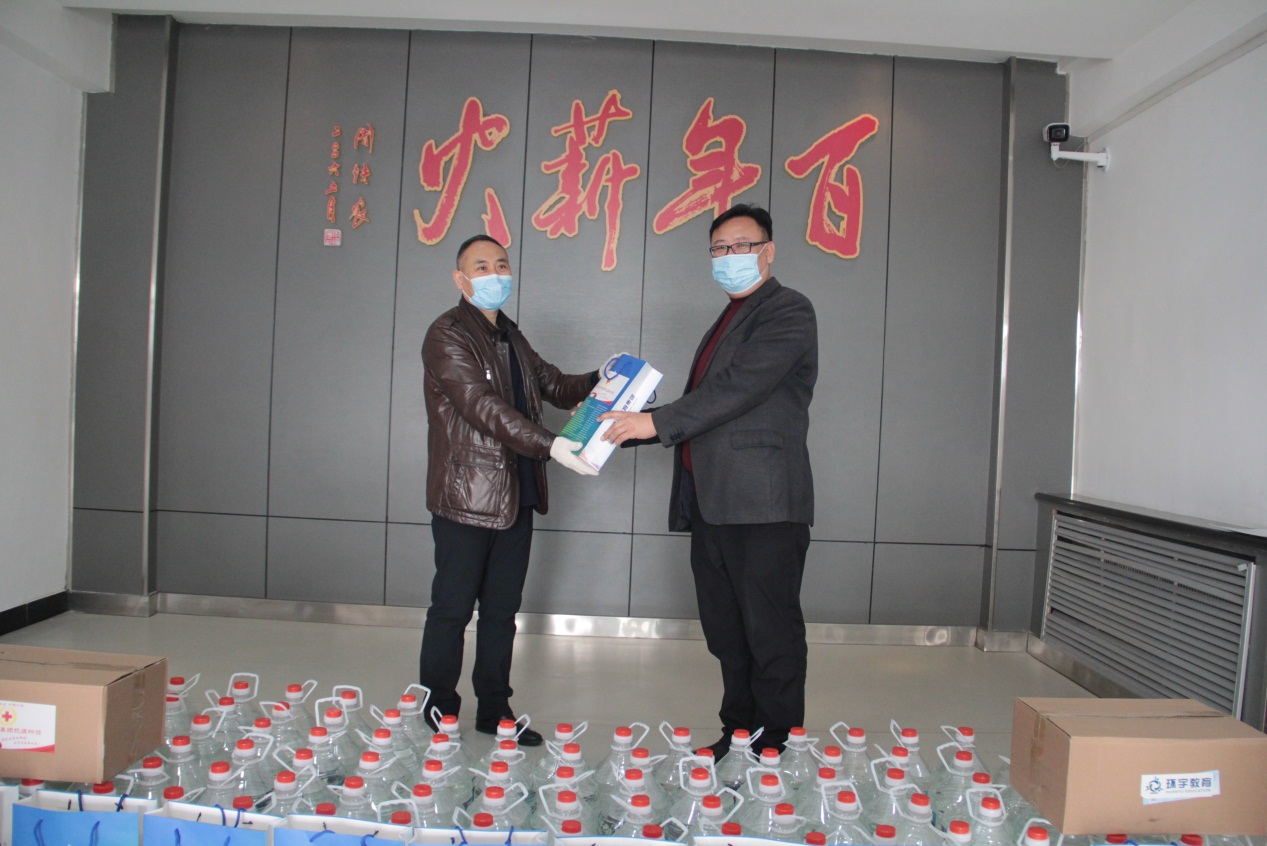 说明: E:\3照片视频\2020.3.24捐赠口罩及酒精等防控物资\IMG_5372.JPG