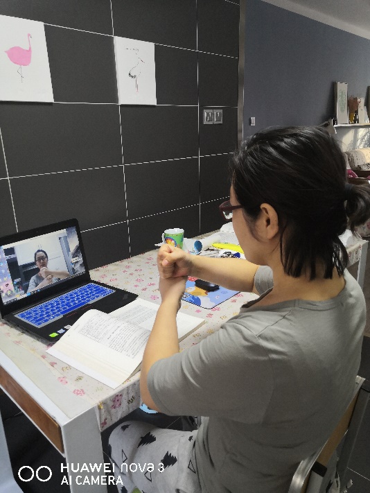 说明: D:\桌面\特教专业应急课表\特教教研室网课照片\张敏正在上手语课.jpg