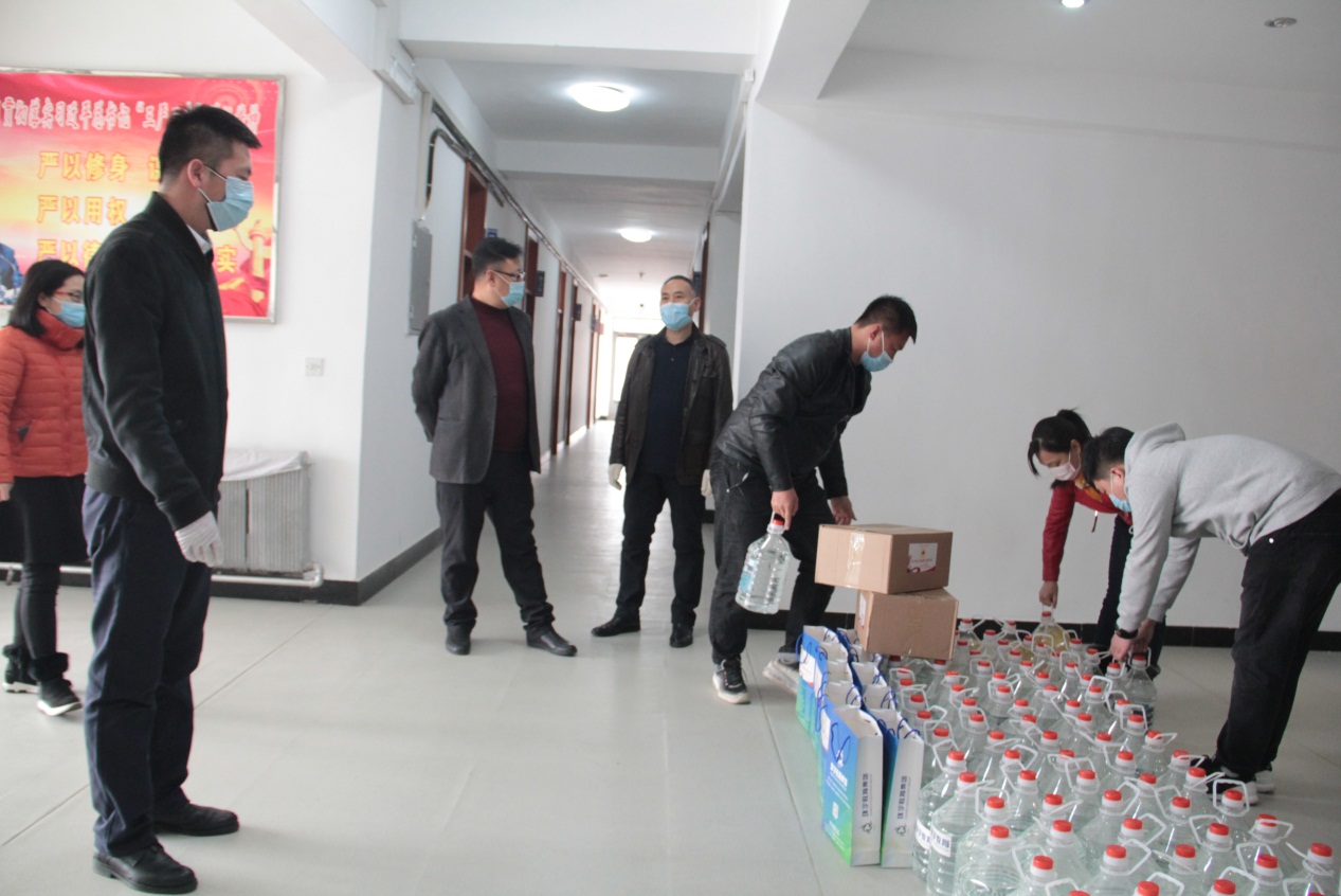 说明: E:\3照片视频\2020.3.24捐赠口罩及酒精等防控物资\IMG_5371.JPG